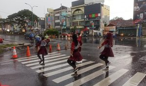 Mengisi Ramadan, Puluhan Gadis Sanggar Tari Cantiq Menghibur Pengendara di Lampu Merah Juanda