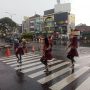Mengisi Ramadan, Puluhan Gadis Sanggar Tari Cantiq Menghibur Pengendara di Lampu Merah Juanda