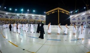 Jemaah menunaikan umrah di Masjidil Haram di Mekah sambil mematuhi protokol kesehatan dengan mengenakan masker dan menjaga jarak sosial setelah pemerintah Arab Saudi melonggarkan pembatasan terkait pembendungan penularan penyakit virus corona baru (COVID-19) di kota suci umat Islam ini pada 3 Oktober 2020. (VIA (REUTERS/MINISTRY OF HAJJ AND UMRAH)
