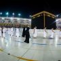 Jemaah menunaikan umrah di Masjidil Haram di Mekah sambil mematuhi protokol kesehatan dengan mengenakan masker dan menjaga jarak sosial setelah pemerintah Arab Saudi melonggarkan pembatasan terkait pembendungan penularan penyakit virus corona baru (COVID-19) di kota suci umat Islam ini pada 3 Oktober 2020. (VIA (REUTERS/MINISTRY OF HAJJ AND UMRAH)