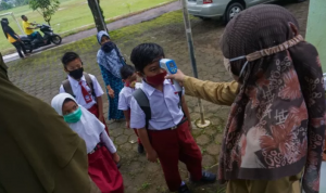 ILUSTRASI: Pemerintah setempat mulai memberlakukan Pembelajaran Tatap Muka (PTM) sejumlah sekolah di wilayah zona hijau COVID-19 dengan menerapkan protokol kesehatan ketat setelah beberapa bulan yang lalu menerapkan belajar daring di rumah. ANTARA FOTO/Harviyan Perdana Putra/hp.