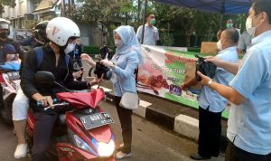 Perumda Tirtawening Kota Bandung Bagikan Takjil Gratis untuk Warga Tiap Harinya