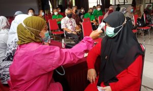 PGRI Kota Bandung Melalui PGRI Buahbatu Lakukan Vaksinasi Tahap I Bagi Tenaga Pendidik di SMKN 13 Bandung PGRI Kota Bandung Melalui PGRI Buahbatu Lakukan Vaksinasi Tahap I Bagi Tenaga Pendidik di SMKN 13 Bandung