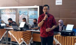 Ketua pengurus Yayasan Taruna Bakti, Ibram Amir, saat memberikan kata sambutan sebelum dilaksanakannya Vaksinasi Bagi Para pendidik pada Jumat (16/4/2021). Foto : Boy Darmawan / Jabar Ekspres