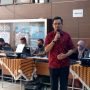 Ketua pengurus Yayasan Taruna Bakti, Ibram Amir, saat memberikan kata sambutan sebelum dilaksanakannya Vaksinasi Bagi Para pendidik pada Jumat (16/4/2021). Foto : Boy Darmawan / Jabar Ekspres