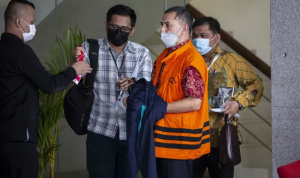 Tersangka Wali Kota Cimahi nonaktif Ajay Muhammad Priatna (kedua kanan) usai menjalani pemeriksaan di Gedung KPK, Jakarta, Kamis (25/3/2021). ANTARA FOTO/Dhemas Reviyanto/foc.