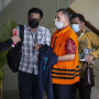 Tersangka Wali Kota Cimahi nonaktif Ajay Muhammad Priatna (kedua kanan) usai menjalani pemeriksaan di Gedung KPK, Jakarta, Kamis (25/3/2021). ANTARA FOTO/Dhemas Reviyanto/foc.