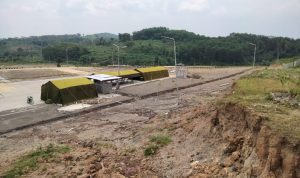Galian ilegal menimbulkan pagar dan jalan di proyek pembangunan TPPAS Lulut Nambo rusak.