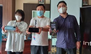 Sergio Ticoalu sebagai Country Marketing Manager Infinix Indonesia (kanan) juga ditemani oleh Nana Chen Global Social Media Manager (kiri) dan Richard Feng Sales Area Manager (tengah) ketika acara Media Gathering di Bandung, (22/5).