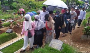 TPU khusus COVID-19 di Cikadut Dipadati Peziarah Saat Idul Fitri TPU khusus COVID-19 di Cikadut Dipadati Peziarah Saat Idul Fitri