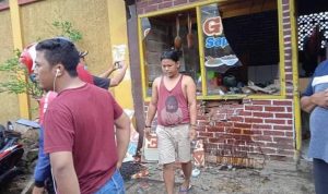 Viral! Sopir Angkot Tabrak Puluhan Kendaraan Bermotor di Baleendah, Begini Kronologisnya Bagian depan warung makan di Baleendah di tabrak Angkot
