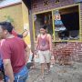Bagian depan warung makan di Baleendah di tabrak Angkot
