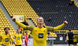 Pemain Borrusia Dortmund, Erling Haaland berselebrasi usai membobol gawang Bayern Leverkusen. (@BlackYellow/Twitter)