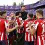 Para pemain dan pelatih Atletico Madrid meluapkan kegembiraan seusai dinyatakan keluar sebagai juara Liga Spanyol. (@atletienglish/Twitter)