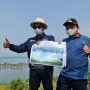 Gubernur Jabar Ridwan Kamil (kiri) bersama Bupati Sumedang (kanan)