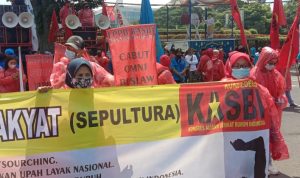 Organisasi Buruh KASBI sedang melakukan aksi demo menuntut agar pemerintah menekan perusahaan agar THR dibayarkan.