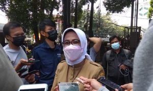 Kepala Dinas Perdagangan dan Ketahanan Pangan (Disdaging) Kota Bandung Elly Wasliah ketika diwawacara awak media.