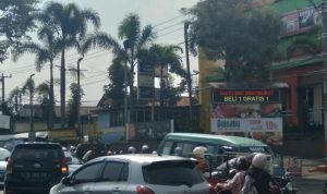 Sering Macet di Cinunuk, Diduga Karena Banyak Kendaraan Keluar-Masuk Griya dan Borma Cinunuk Sering Macet di Cinunuk, Diduga Karena Banyak Kendaraan Keluar-Masuk Griya dan Borma Cinunuk