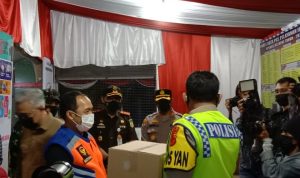elaksana Tugas (Plt.) Wali Kota Cimahi, Ngatiyana lakukan pemantauan di setiap Posko Wilayah Cimahi serta memberikan bingkisan kepada petugas Posko yang ada di tempatnya, Posko Alun-alun Kota Cimahi, Rabu (12/5). (Intan Aida/Jabar Ekspres).