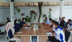 GELAR AUDIENSI: Sejumlah massa dari FSPMI (kanan) saat berdiskusi soal perusahaan nakal kepada pihak BPJS Kesehatan Cabang Cimahi, Kamis (27/5).