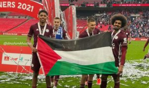 Pemain Leicester City Kibarkan Bendera Palestina Usai Angkat Piala