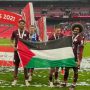 Pemain Leicester City Kibarkan Bendera Palestina Usai Angkat Piala