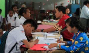 MENDAFTAR: Para siswa mengisi formulir yang sudah disediakan panita saat mendaftar di salah satu sekolah melalui proses penerimaan peserta didik baru (PPDB) tahun 2018. (Ilustrasi)