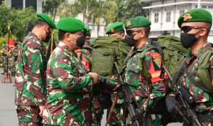 Panglima-Kodam-III-Siliwangi-Mayjen-TNI-Nugroho-Budi-Wiryanto-memberikan-semangat-kepada-Pasukan-Pamrahwan-dari-Yonif-315-Garuda.jpg