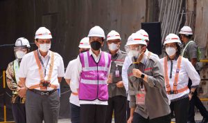 Presiden Joko Widodo didampingi jajaran menteri melakukan peninjauan Proyek KCJB.