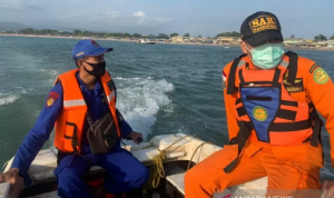 Dua Wisatawan Hilang Saat Berenang di Laut Garut Dua Wisatawan Hilang Saat Berenang di Laut Garut