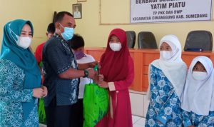 Ketua PKK Cimanggung, Dede Herna (kiri) bersama Camat Cimanggung, Dikdik Syeh Rizki (tengah) saat simbolis pemberian santunan kepada anak Yatim di Aula Kecamatan Cimanggung, Kamis (6/5).