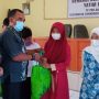 Ketua PKK Cimanggung, Dede Herna (kiri) bersama Camat Cimanggung, Dikdik Syeh Rizki (tengah) saat simbolis pemberian santunan kepada anak Yatim di Aula Kecamatan Cimanggung, Kamis (6/5).