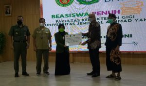 Rp500 Juta, BNI Kucurkan Beasiswa Penuh kepada Seorang Mahasiswa Kedokteran Unjani Rp500 Juta, BNI Kucurkan Beasiswa Penuh kepada Seorang Mahasiswa Kedokteran Unjani