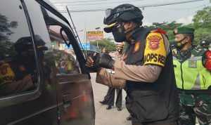 Kapolres Sumedang, AKBP Eko Prasetyo Rubbiyanto saat lakukan pemeriksaan kendaraan di Pos Penyekatan Cimanggung, Jumat (7/5). (Yanuar Baswata/Jabar Ekspres)