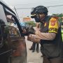 Kapolres Sumedang, AKBP Eko Prasetyo Rubbiyanto saat lakukan pemeriksaan kendaraan di Pos Penyekatan Cimanggung, Jumat (7/5). (Yanuar Baswata/Jabar Ekspres)