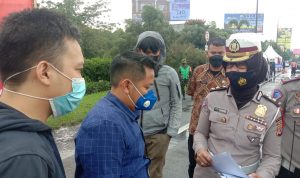 Tak Penuhi Sejumlah Dokumen, Beberapa Kendaraan di Exit Tol Pasteur Terpaksa Putar Balik Tak Penuhi Sejumlah Dokumen, Beberapa Kendaraan di Exit Tol Pasteur Terpaksa Putar Balik