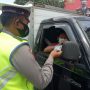 Anggota dari Polrestabes Bandung sedang memeriksa kelengkapan surat-surat kendaraan anggkutan barang