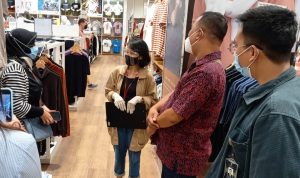 Putus Penyebaran Covid-19, Dinkes Kota Bandung Giat Jaga Pos Keramaian Idulfitri di Pusat Perbelanjaan Putus Penyebaran Covid-19, Dinkes Kota Bandung Giat Jaga Pos Keramaian Idulfitri di Pusat Perbelanjaan