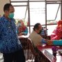 Pelaksanaan Tugas (Plt.) Wali Kota Cimahi, Ngatiyana memantau warga lansia sedang disuntik vaksin dalam acara gebyar vaksinasi lansia, di Kantor Kecamatan Cimahi Tengah, belum lama ini. (Intan Aida/Jabar Ekspres)