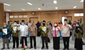 Para Guru Ngaji terima pembinaan sekaligus terima simbolis berupa bantuan dari Baznas Provinsi Jawa Barat dan Baznas Kota Cimahi, Aula Gedung A Pemkot Cimahi, Jumat (21/5). (Intan Aida/Jabar Ekspres)