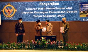 Pelaksana Tugas (Plt) Wali Kota Cimahi, Ngatiyana dan Ketua DPRD Kota Cimahi, Achmad Zulkarnain menerima penghargaan dari Badan Pemeriksa Keuangan (BPK) Jawa Barat dalam meraih Opini WTP untuk kedelapan kalinya, di Kantor BPK Jawa Barat, Jumat (21/5).(Intan Aida/Jabar Ekspres)