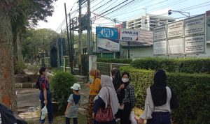 Salah satu rombongan pengunjung yang memutuskan 'balik kanan' ketika baru saja mengetahui Taman Lalu Lintas Kota Bandung turut alami penutupan, Minggu (23/5). (Sandi Nugraha/Jabar Ekspres)