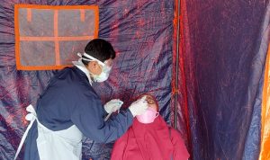 Puluhan Warga Positif COVID-19, Sinyal Cimahi Bakal Masuk Zona Merah? Salah seorang warga menjalani rapid test antigen Covid-19.