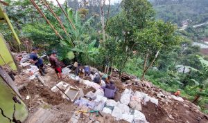 Hujan deras sebabkan longsor yang robohkan tembok rumah warga di Lembang, KBB.