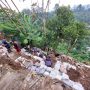 Nenek Berumur 100 Tahun Selamat dari Tanah Longsor di Lembang Hujan deras sebabkan longsor yang robohkan tembok rumah warga di Lembang, KBB.