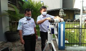 Jelang Gerhana Bulan Total, BMKG Bandung Sudah Bersiap-siap Kepala Seksi Data dan Informasi Badan Meteorologi, Klimatologi, dan Geofisika (BMKG) Kota Bandung, Rasmid (kiri).