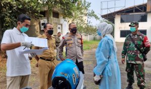 Ratusan Karyawan Fengtay di Pameumpeuk Terpapar Covid-19 Pihak Satgas Covid-19 Kecamatan Pameungpeuk, beserta petugas Puskemas Dinkes Bandung di Pameumpek saat melakukan tes Swab Antigen dan PCR kepada warga.
