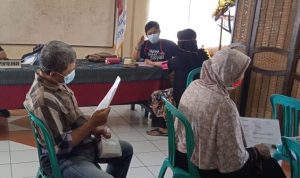Kelurahan di Cimahi Masih Gencarkan Vaksinasi Lansia Tiga orang peserta suntik vaksin sedang melakukan antrian dengan teratur di Balai Pertemuan RW2, Kelurahan Cimahi, Kecamatan Cimahi Tengah, Selasa (25/2).(Intan Aida/Jabar Ekspres)