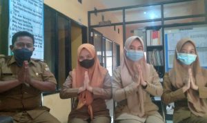 Kepala Wilayah (Kawil) satu Komarudin (kiri), bersama Staf Ai Indiani (kanan), Kasi Pelayanan Gita Anggriani (tengah) serta Kawil dua Ilma Febriani (tengah) saat ditemui Jabar Ekspres di kantor Desa Cintamulya.