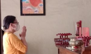 Seorang ibu sedang melakukan ritual berdoa dalam perayaan Hari Raya Waisak, Vihara Tanda Bhakti, Rabu (26/5).(Intan Aida/Jabar Ekspres)